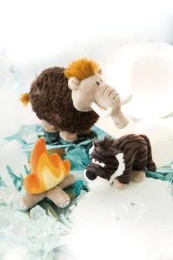 Nici 45311 Schlüsselanhänger Säbelzahntiger Rodriguez Ca 10cm Stone Age Plüsch -Nici 45324 45309 45314 10 Milieu 1365x2048 1