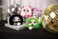 Nici 47909 Pixidoos Pets 2-in-1 Wendeplüsch Katze Sunbi 12cm Lila-schwarz Plüsch -Nici 47907 10 47906 47909 47908 Milieu 2048x1365 2