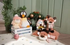 Nici 48355 Meise Andoli Schlafend Im Körbchen 12cm Plüsch Winter Friends GREEN -Nici 48315 14 48316 48334 48314 48311 Milieu 2048x1316 6